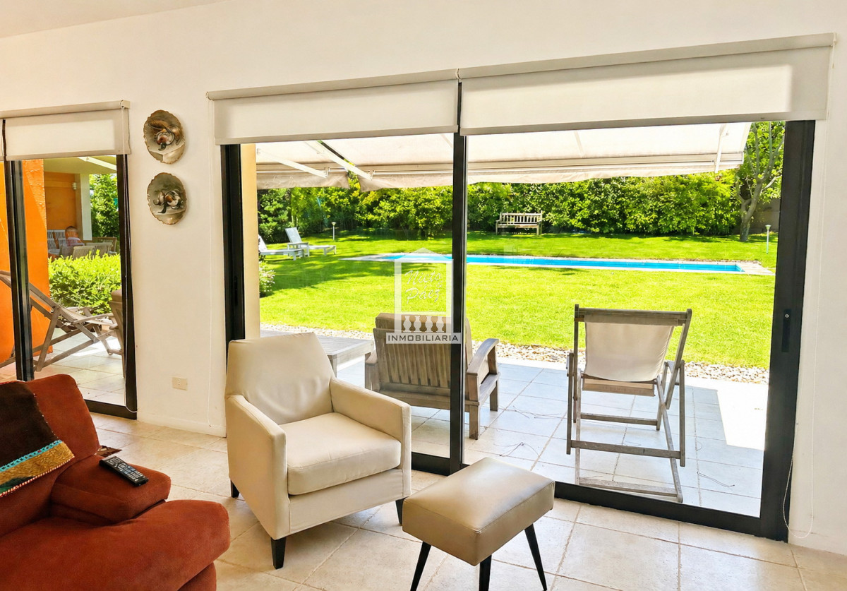 Casa ID.40198 - Exclusivo barrio privado, 3 suites + servicio completo, pileta. Losa radiante