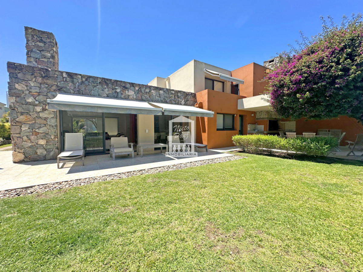 Casa ID.40198 - Exclusivo barrio privado, 3 suites + servicio completo, pileta. Losa radiante