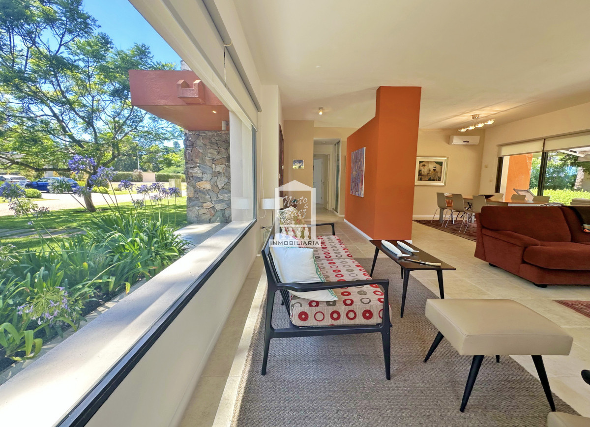 Casa ID.40198 - Exclusivo barrio privado, 3 suites + servicio completo, pileta. Losa radiante