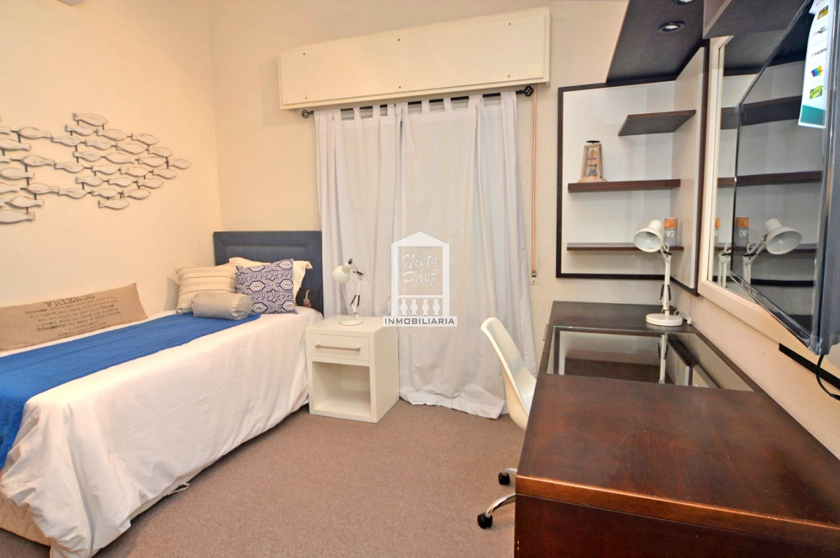 Casa ID.32879 - Playa Mansa, RECICLADA, 485 m2 construidos, 4 dormitorios, piscina climatizada. 2 garajes