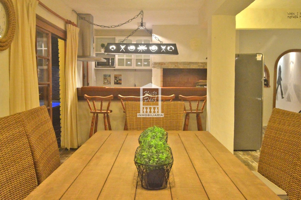 Casa ID.32879 - Playa Mansa, RECICLADA, 485 m2 construidos, 4 dormitorios, piscina climatizada. 2 garajes