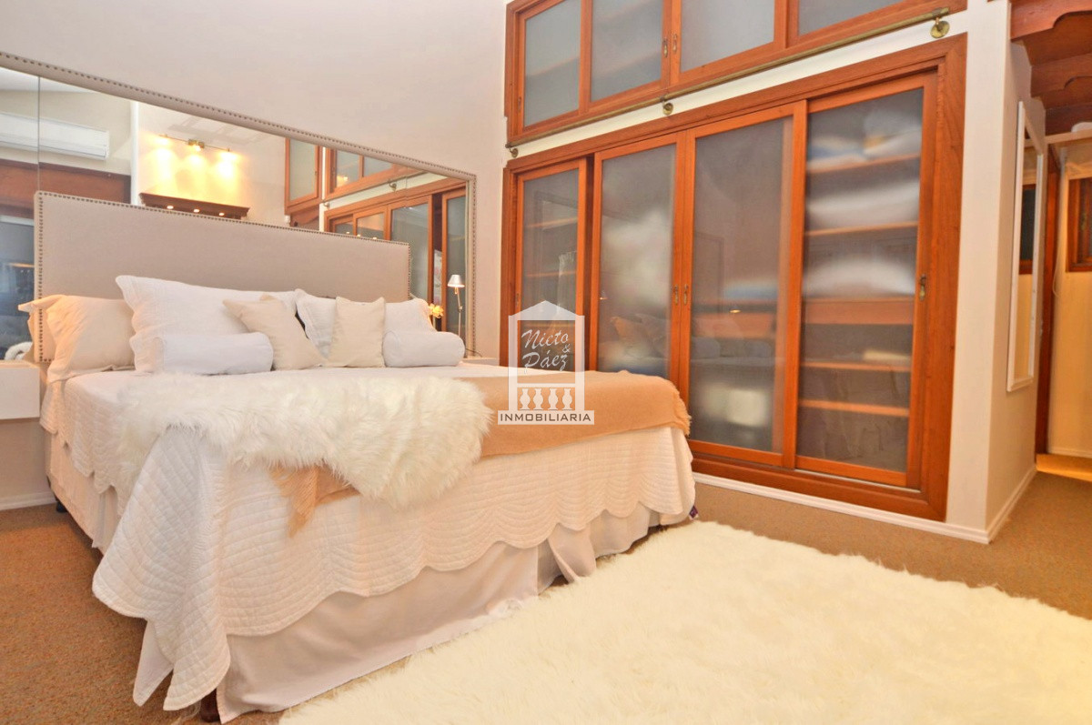 Casa ID.32879 - Playa Mansa, RECICLADA, 485 m2 construidos, 4 dormitorios, piscina climatizada. 2 garajes