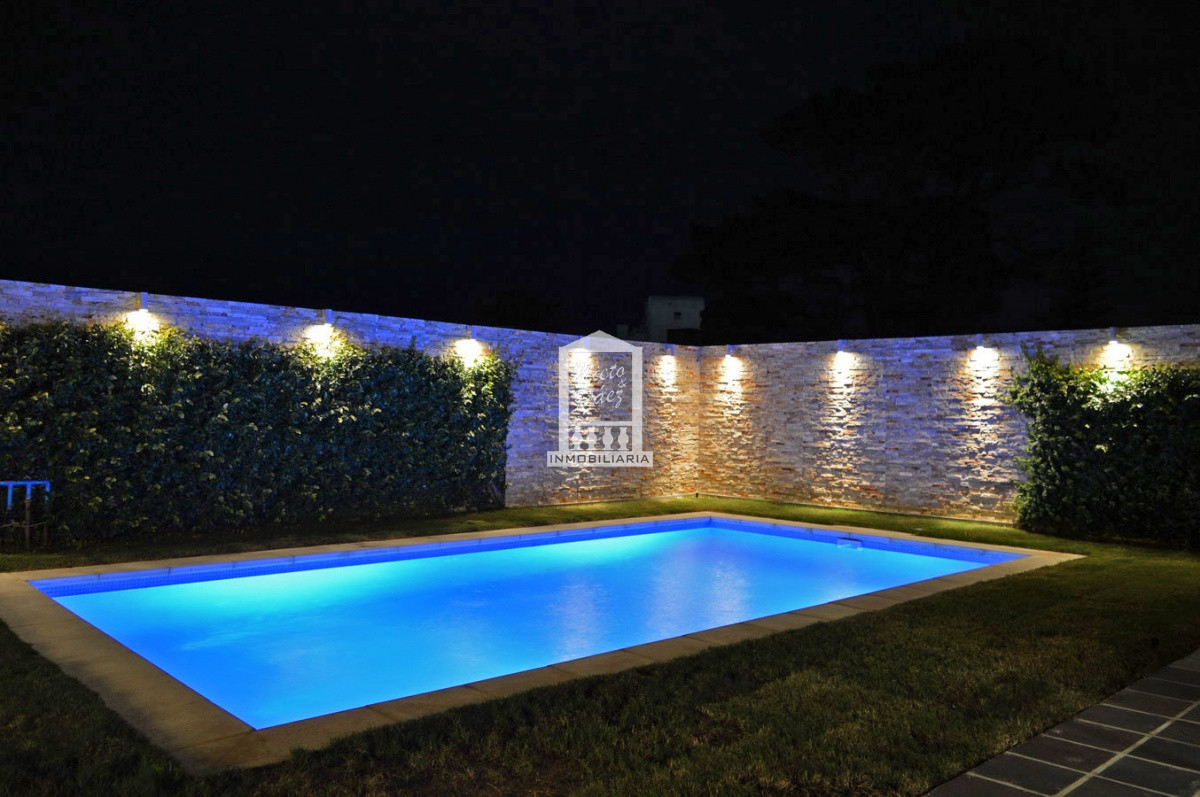 Casa ID.32879 - Playa Mansa, RECICLADA, 485 m2 construidos, 4 dormitorios, piscina climatizada. 2 garajes