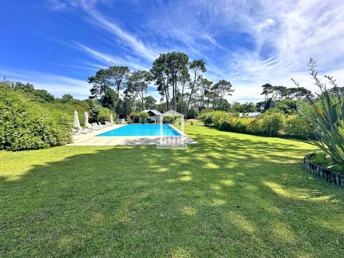Casa ID.33898 - Barrio Privado. 500 m2 construidos, 1.491 m2 de terreno. Piscina climatizada. Pronta para entrar.