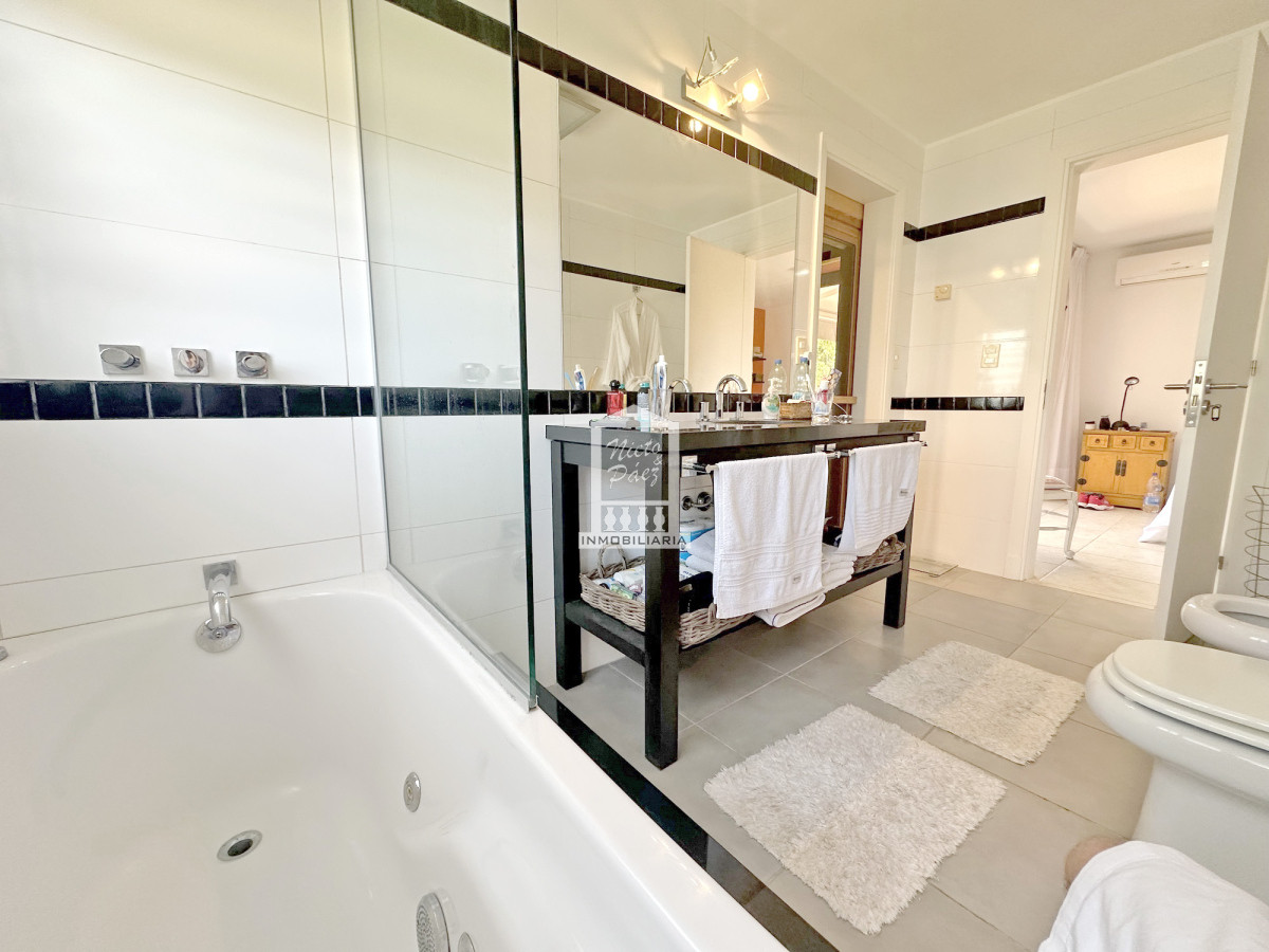 Casa ID.40198 - Exclusivo barrio privado, 3 suites + servicio completo, pileta. Losa radiante