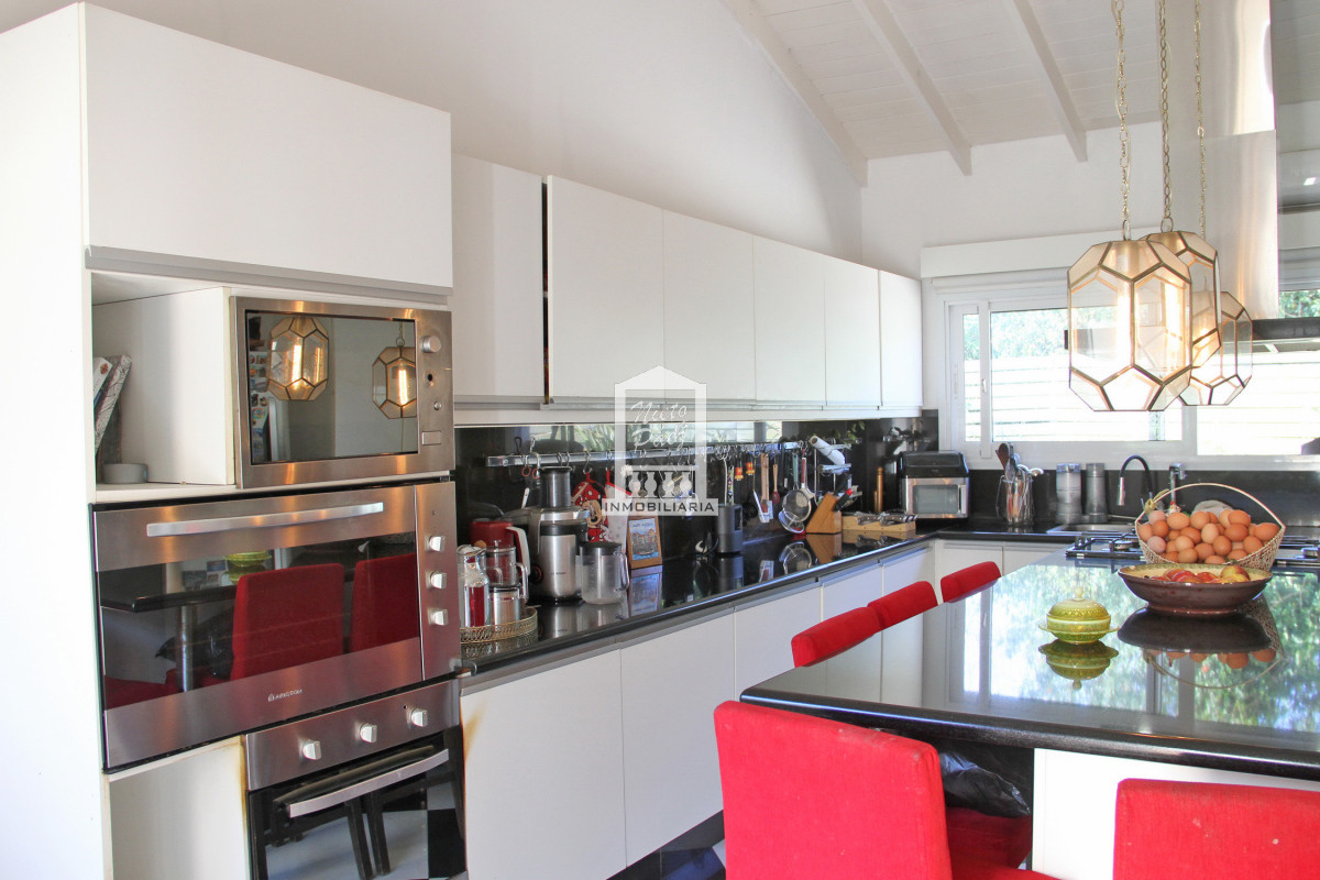 Casa ID.33898 - Barrio Privado. 500 m2 construidos, 1.491 m2 de terreno. Piscina climatizada. Pronta para entrar.