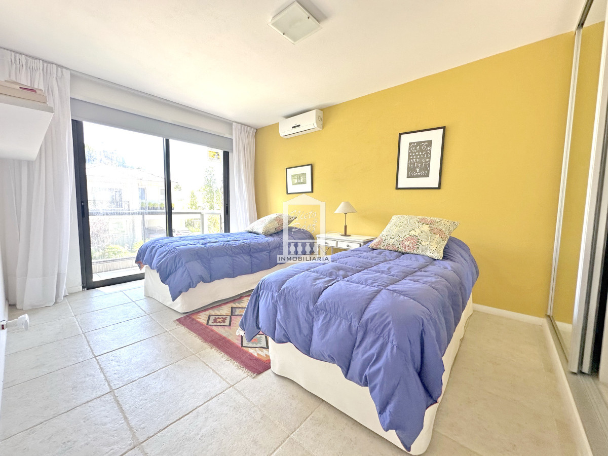 Casa ID.40198 - Exclusivo barrio privado, 3 suites + servicio completo, pileta. Losa radiante