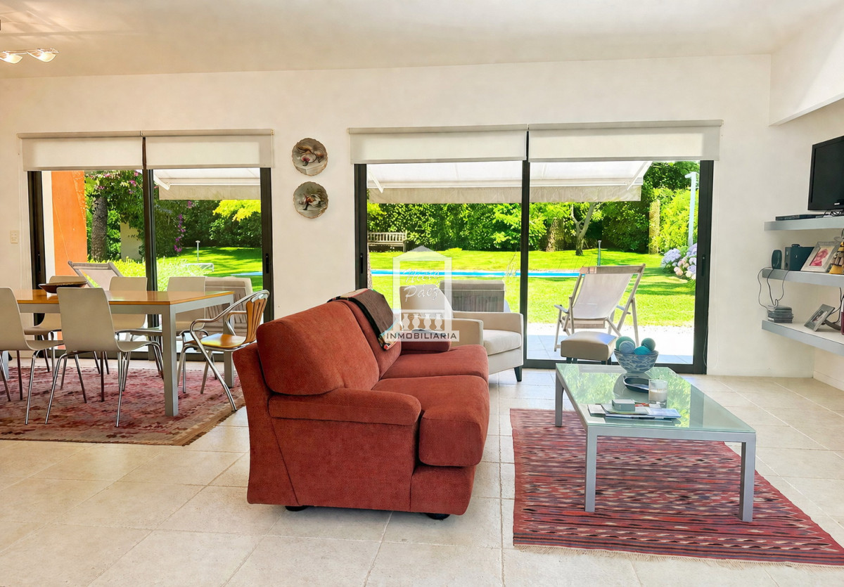 Casa ID.40198 - Exclusivo barrio privado, 3 suites + servicio completo, pileta. Losa radiante