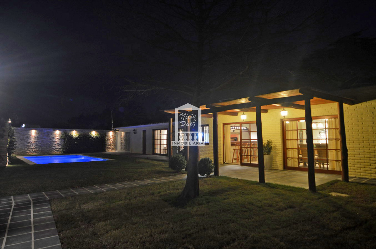 Casa ID.32879 - Playa Mansa, RECICLADA, 485 m2 construidos, 4 dormitorios, piscina climatizada. 2 garajes