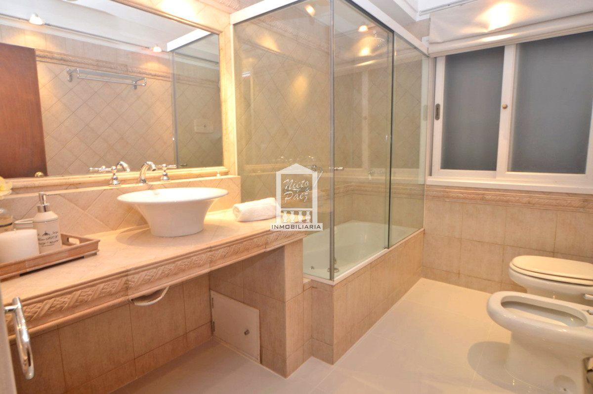 Casa ID.32879 - Playa Mansa, RECICLADA, 485 m2 construidos, 4 dormitorios, piscina climatizada. 2 garajes