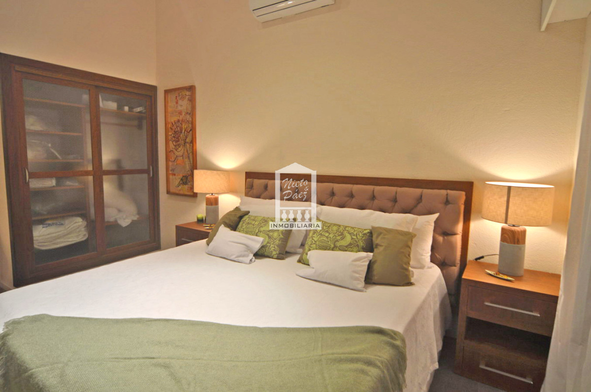 Casa ID.32879 - Playa Mansa, RECICLADA, 485 m2 construidos, 4 dormitorios, piscina climatizada. 2 garajes