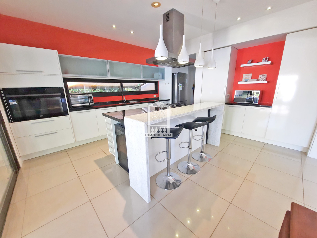 Casa ID.38066 - Barrio privado, 565 m2 construidos, 6 dorm