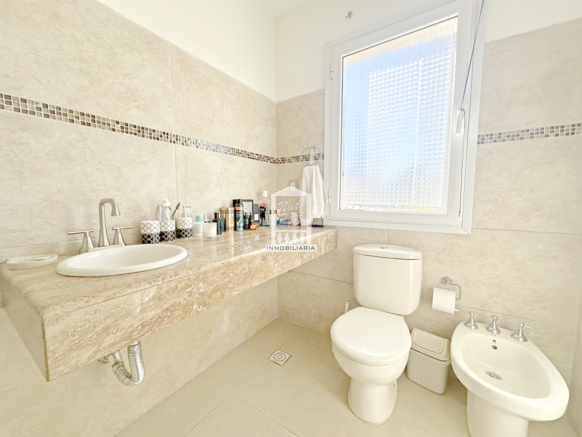 Casa ID.33898 - Barrio Privado. 500 m2 construidos, 1.491 m2 de terreno. Piscina climatizada. Pronta para entrar.