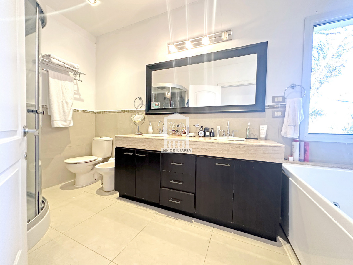 Casa ID.33898 - Barrio Privado. 500 m2 construidos, 1.491 m2 de terreno. Piscina climatizada. Pronta para entrar.