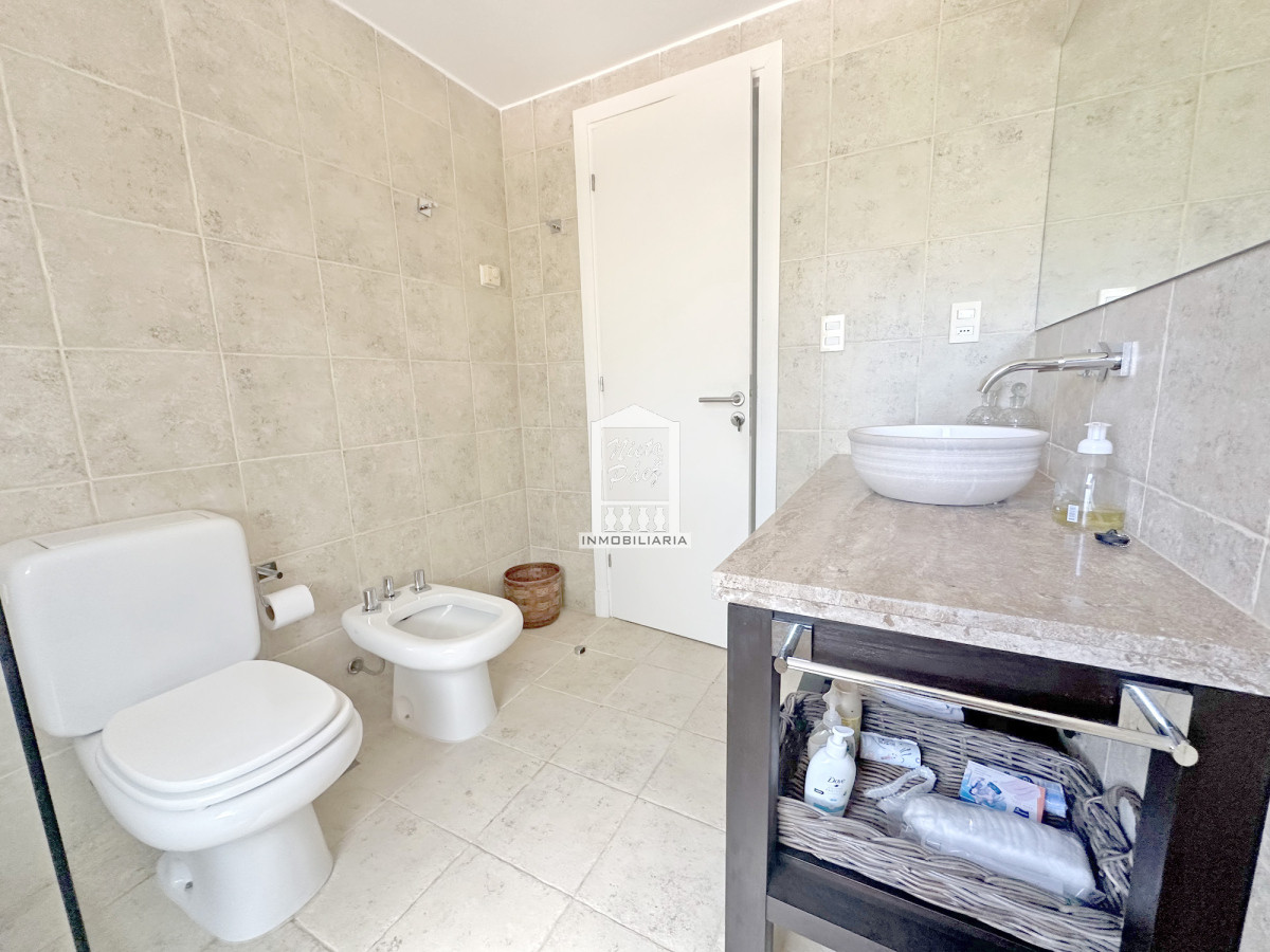 Casa ID.40198 - Exclusivo barrio privado, 3 suites + servicio completo, pileta. Losa radiante