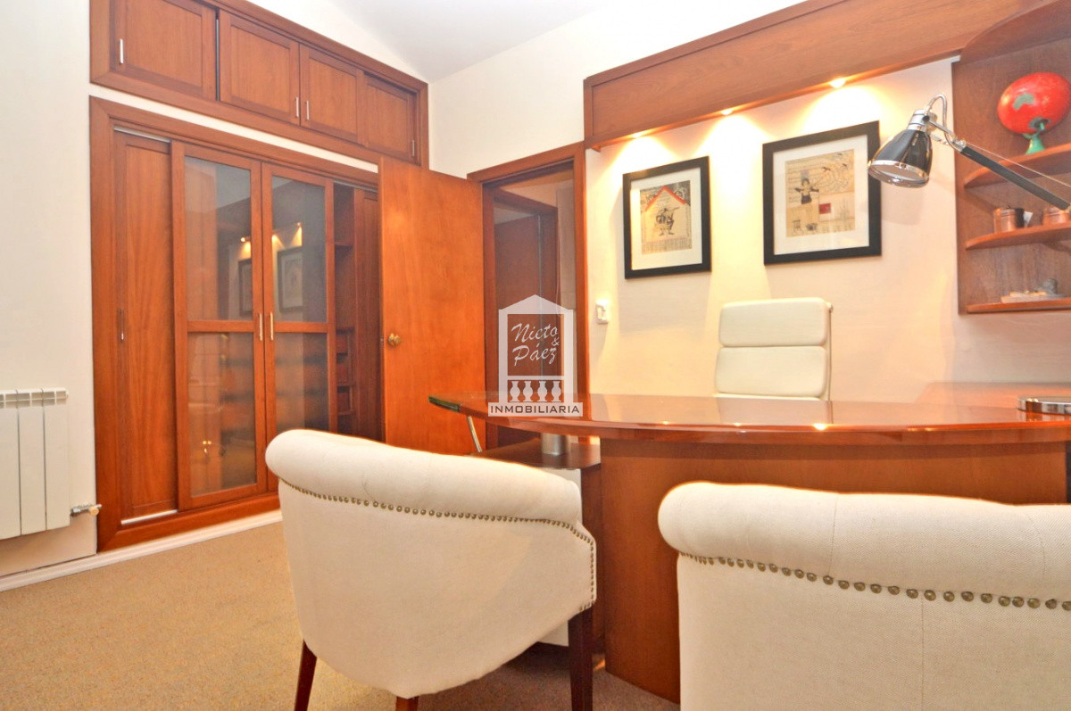 Casa ID.32879 - Playa Mansa, RECICLADA, 485 m2 construidos, 4 dormitorios, piscina climatizada. 2 garajes