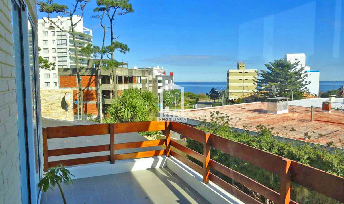 Casa ID.32879 - Playa Mansa, RECICLADA, 485 m2 construidos, 4 dormitorios, piscina climatizada. 2 garajes