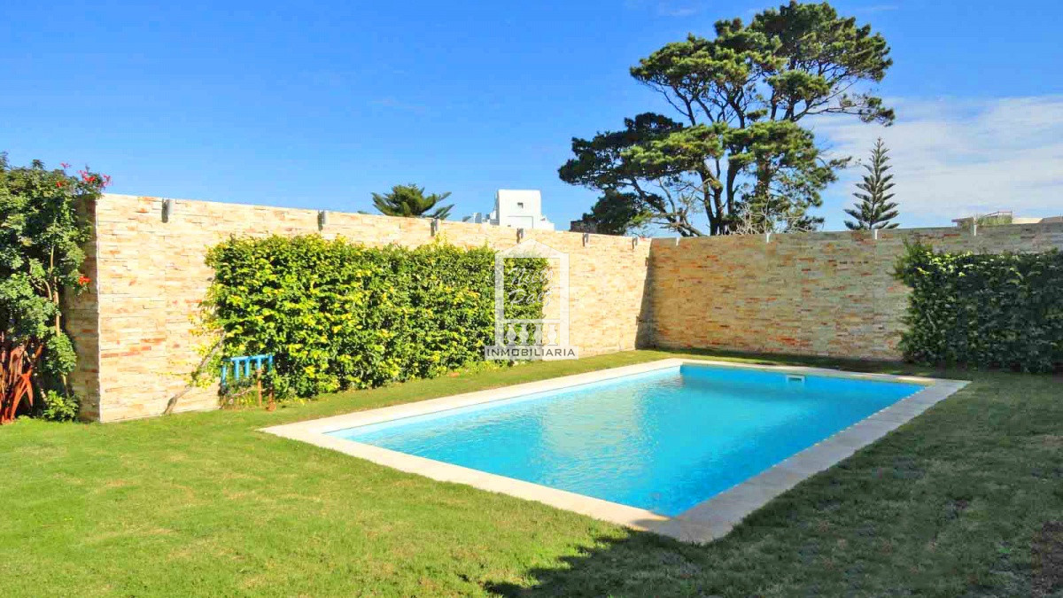 Casa ID.32879 - Playa Mansa, RECICLADA, 485 m2 construidos, 4 dormitorios, piscina climatizada. 2 garajes
