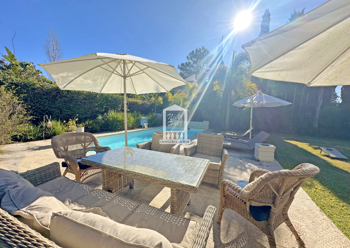 Casa ID.33898 - Barrio Privado. 500 m2 construidos, 1.491 m2 de terreno. Piscina climatizada. Pronta para entrar.