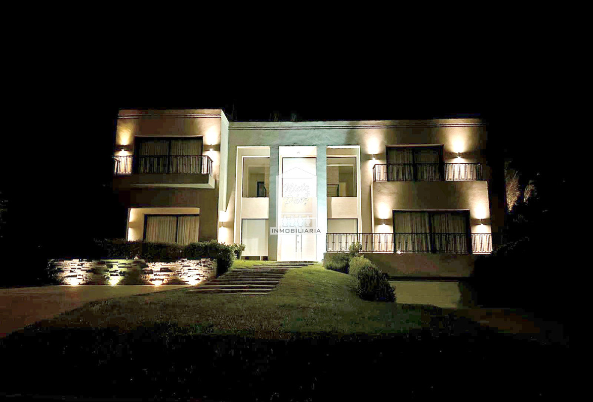 Casa ID.38066 - Barrio privado, 565 m2 construidos, 6 dorm
