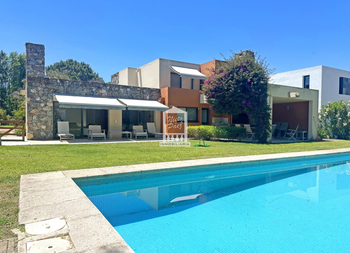 Casa ID.40198 - Exclusivo barrio privado, 3 suites + servicio completo, pileta. Losa radiante