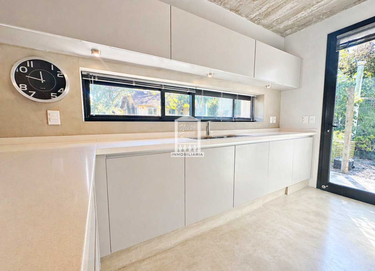 Casa ID.34860 - Barrio Privado, 3 dorm y servicio. Piscina. DVH