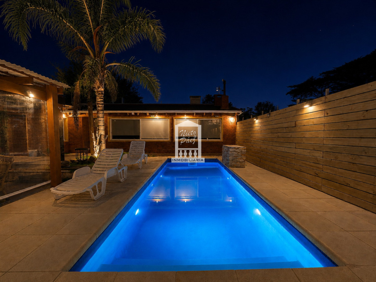 Casa sólida con piscina climatizada cerca de Playa Mansa