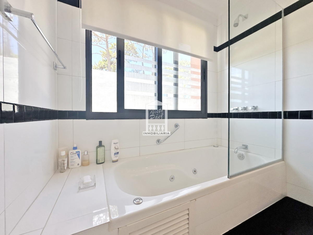 Casa ID.40198 - Exclusivo barrio privado, 3 suites + servicio completo, pileta. Losa radiante