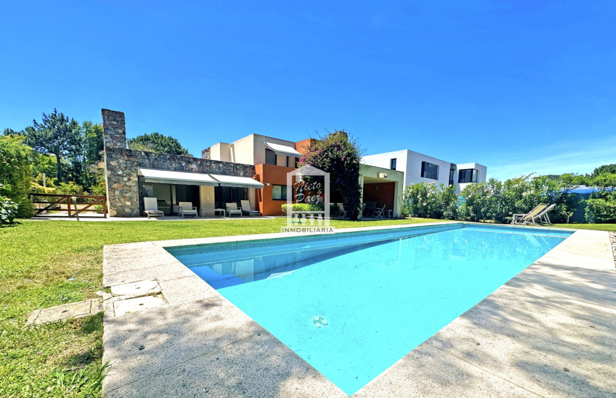 Casa ID.40198 - Exclusivo barrio privado, 3 suites + servicio completo, pileta. Losa radiante