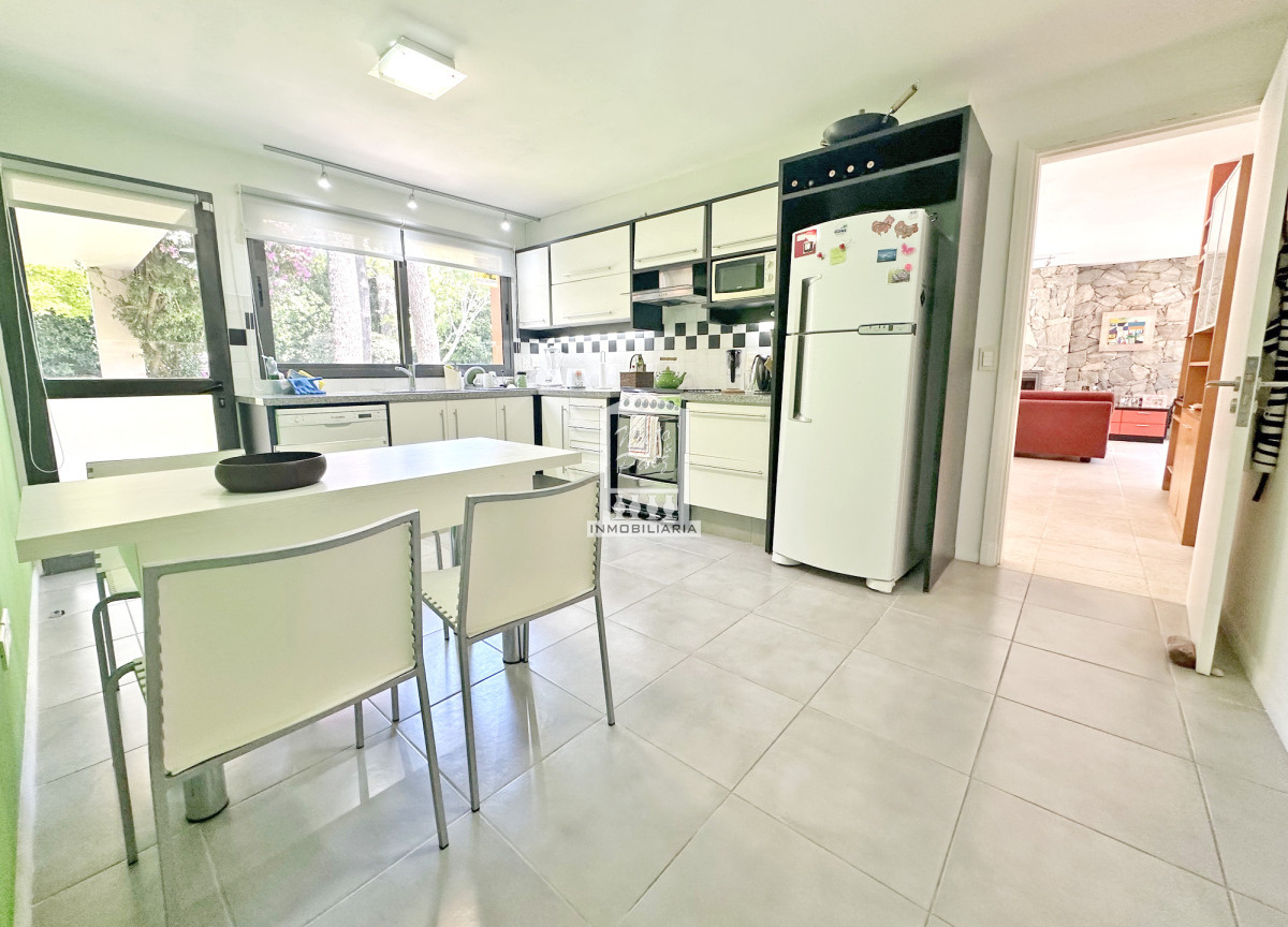 Casa ID.40198 - Exclusivo barrio privado, 3 suites + servicio completo, pileta. Losa radiante