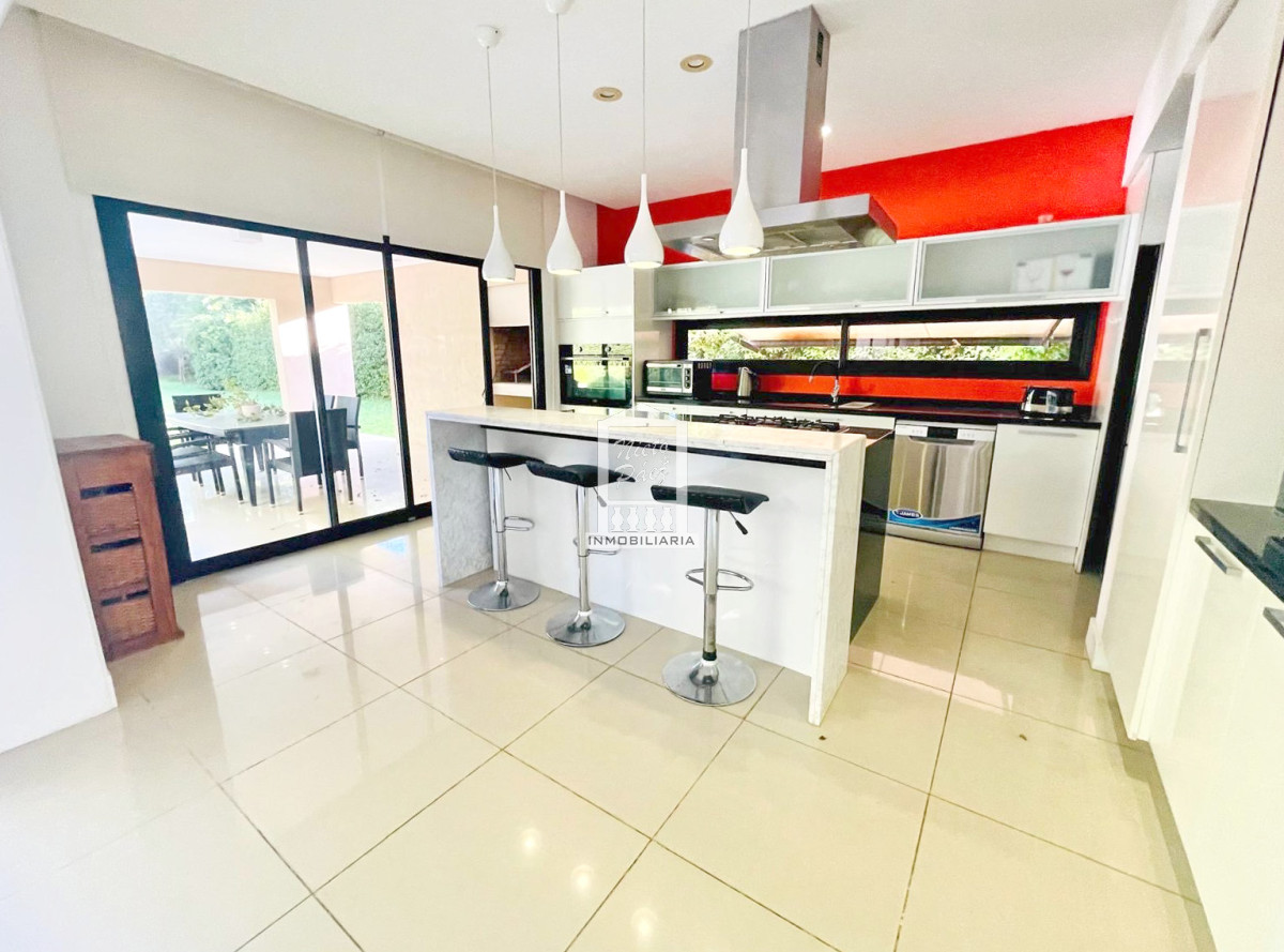 Casa ID.38066 - Barrio privado, 565 m2 construidos, 6 dorm