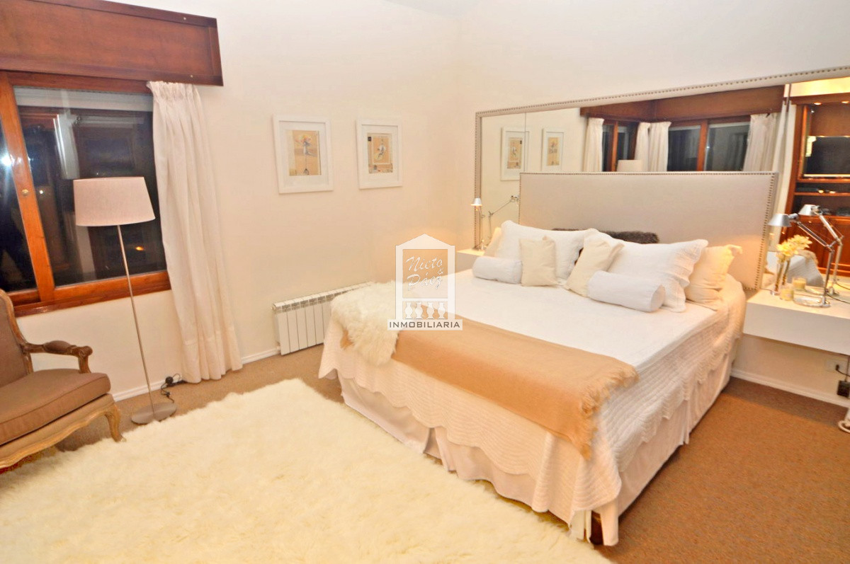 Casa ID.32879 - Playa Mansa, RECICLADA, 485 m2 construidos, 4 dormitorios, piscina climatizada. 2 garajes