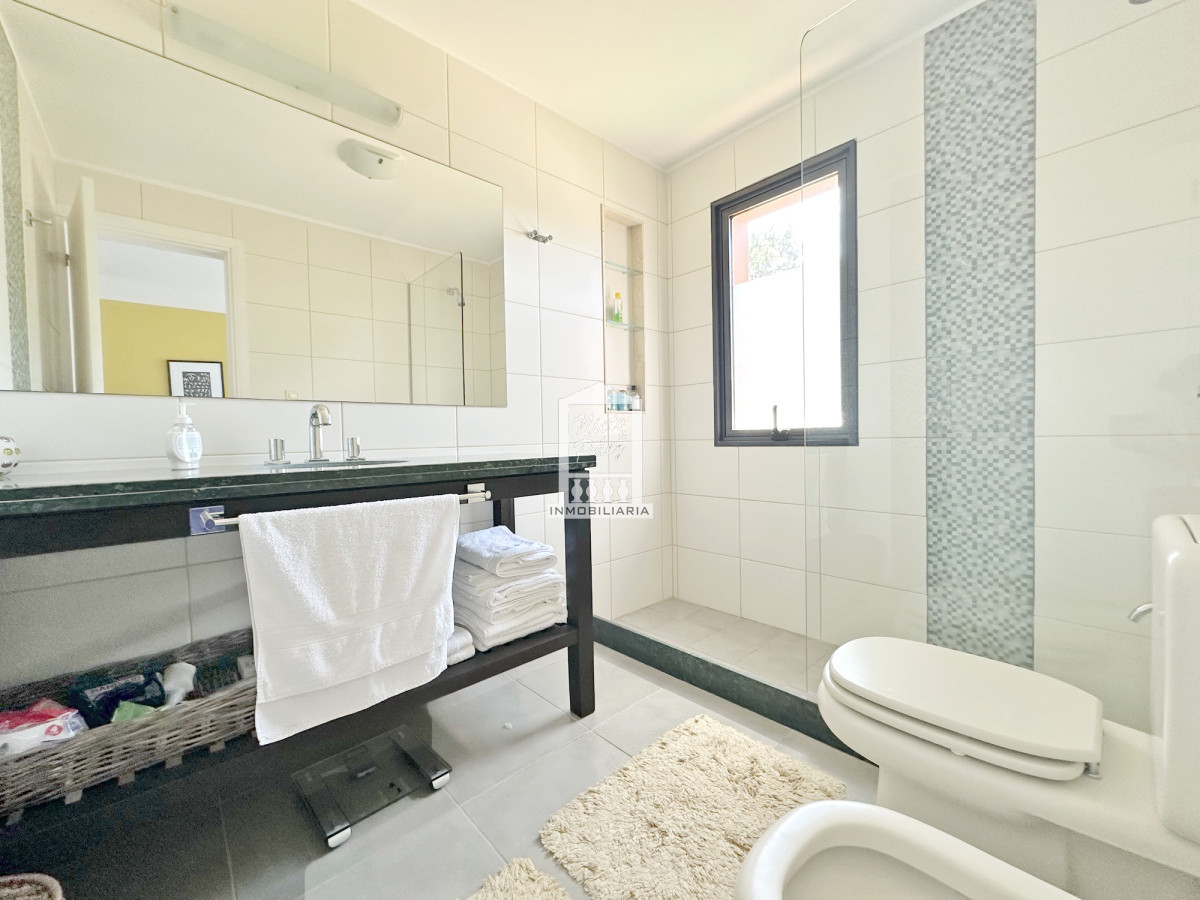 Casa ID.40198 - Exclusivo barrio privado, 3 suites + servicio completo, pileta. Losa radiante