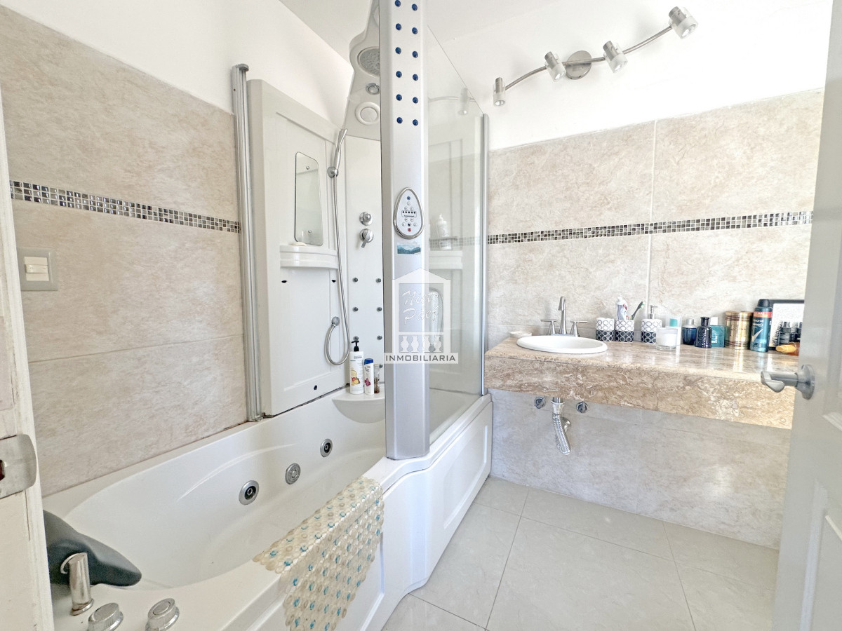 Casa ID.33898 - Barrio Privado. 500 m2 construidos, 1.491 m2 de terreno. Piscina climatizada. Pronta para entrar.