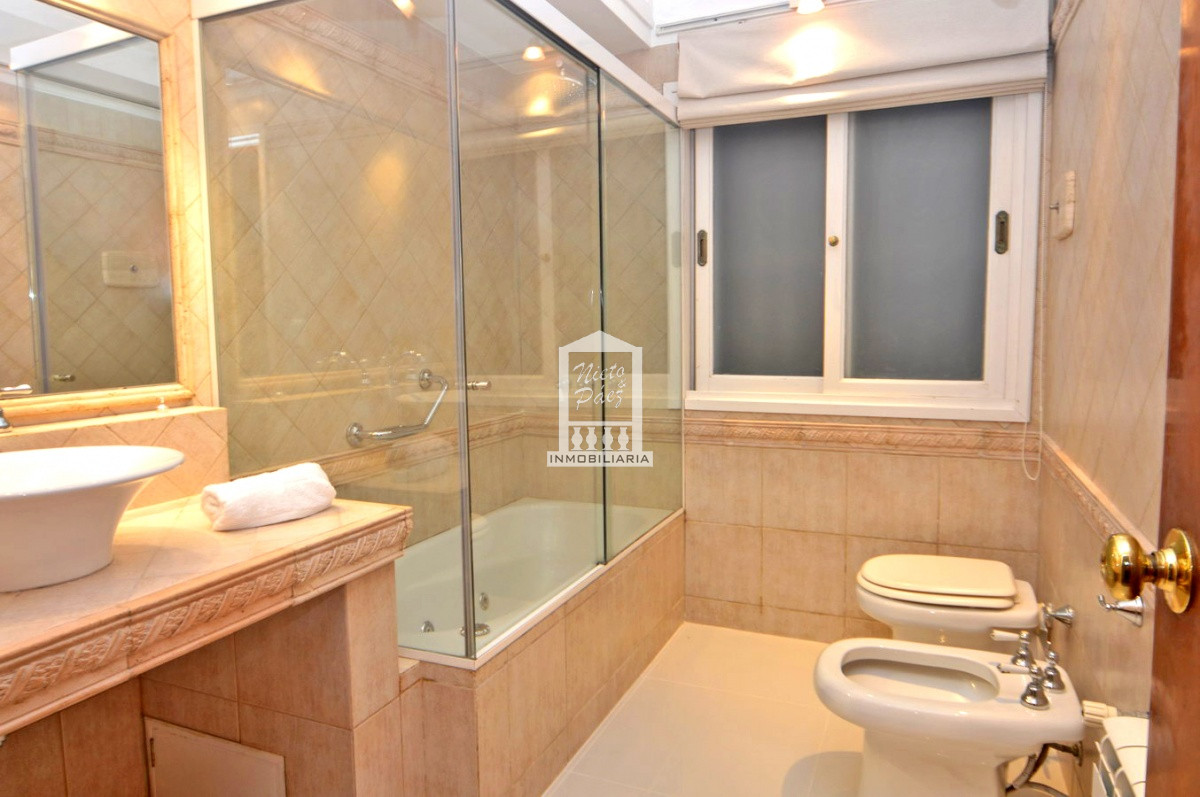 Casa ID.32879 - Playa Mansa, RECICLADA, 485 m2 construidos, 4 dormitorios, piscina climatizada. 2 garajes