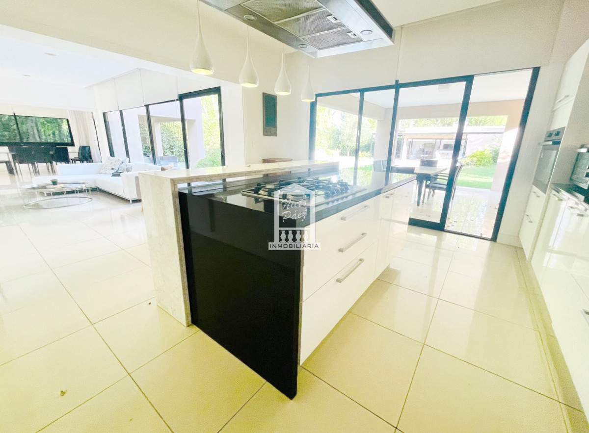 Casa ID.38066 - Barrio privado, 565 m2 construidos, 6 dorm