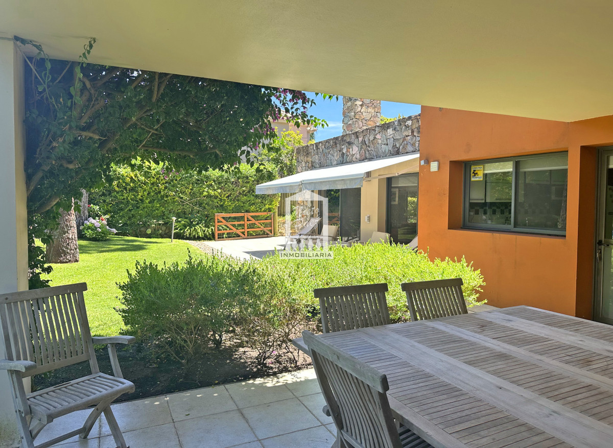 Casa ID.40198 - Exclusivo barrio privado, 3 suites + servicio completo, pileta. Losa radiante