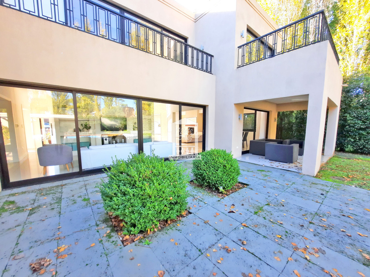 Casa ID.38066 - Barrio privado, 565 m2 construidos, 6 dorm