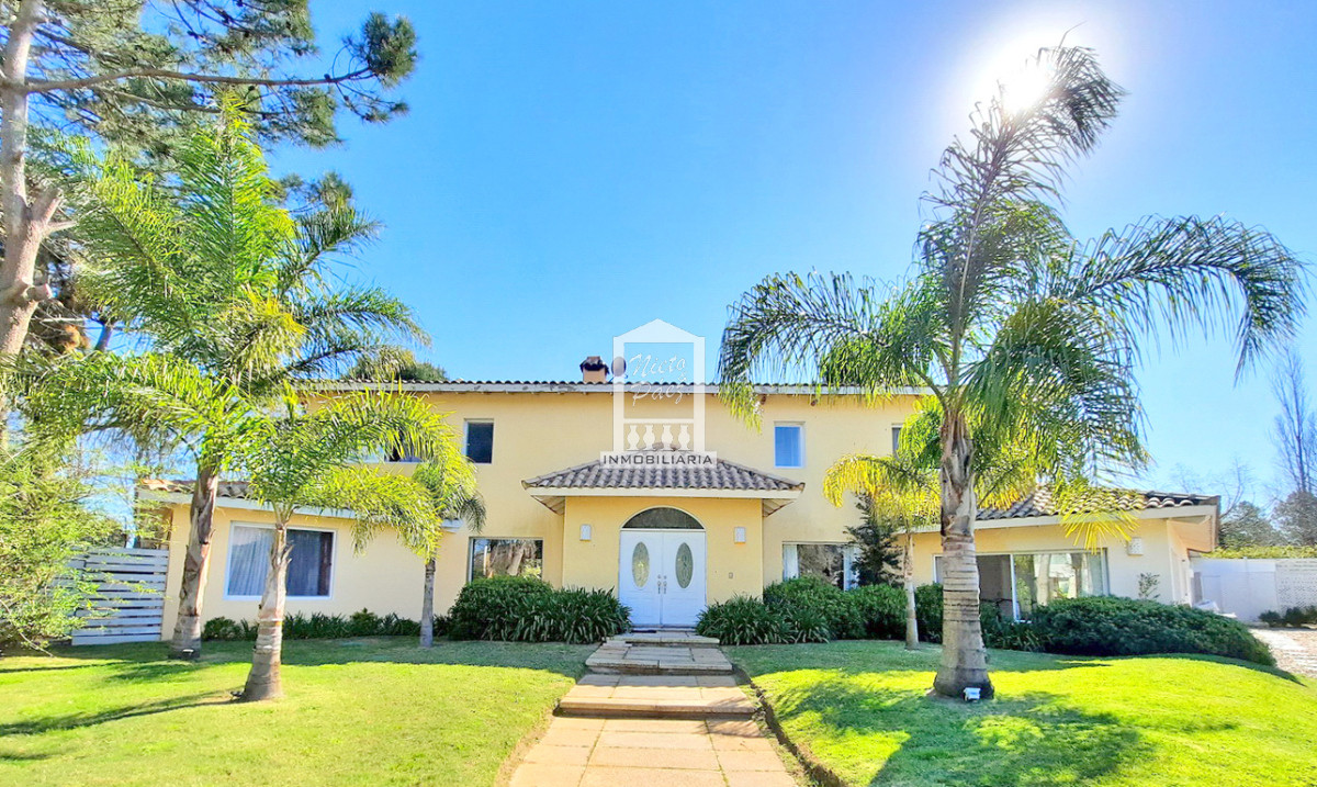 Casa ID.33898 - Barrio Privado. 500 m2 construidos, 1.491 m2 de terreno. Piscina climatizada. Pronta para entrar.