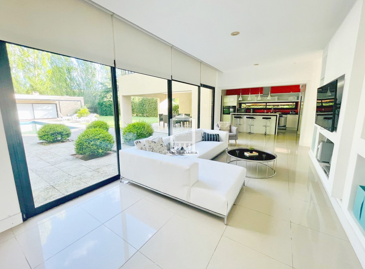 Casa ID.38066 - Barrio privado, 565 m2 construidos, 6 dorm