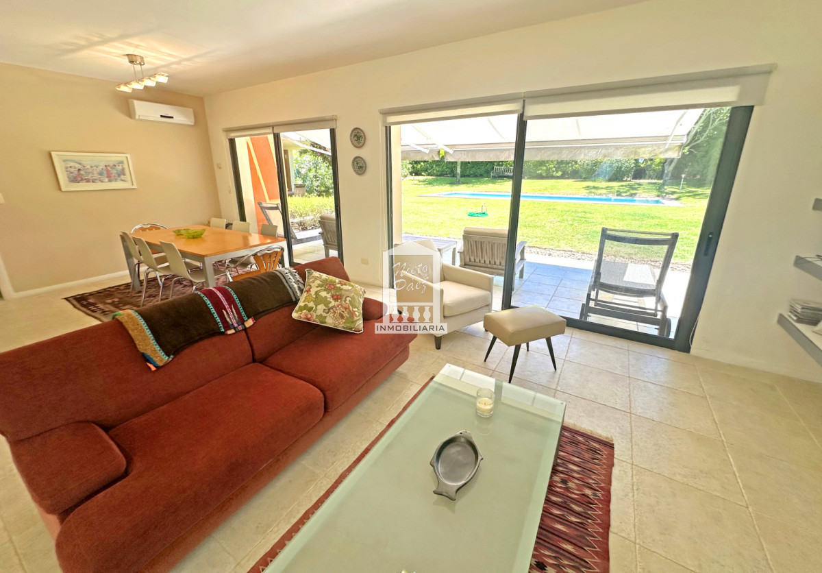 Casa ID.40198 - Exclusivo barrio privado, 3 suites + servicio completo, pileta. Losa radiante