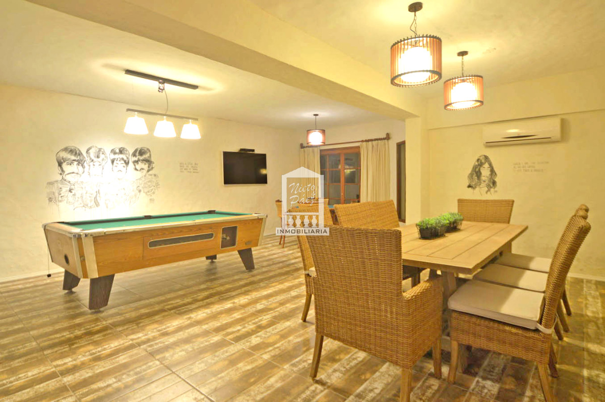 Casa ID.32879 - Playa Mansa, RECICLADA, 485 m2 construidos, 4 dormitorios, piscina climatizada. 2 garajes