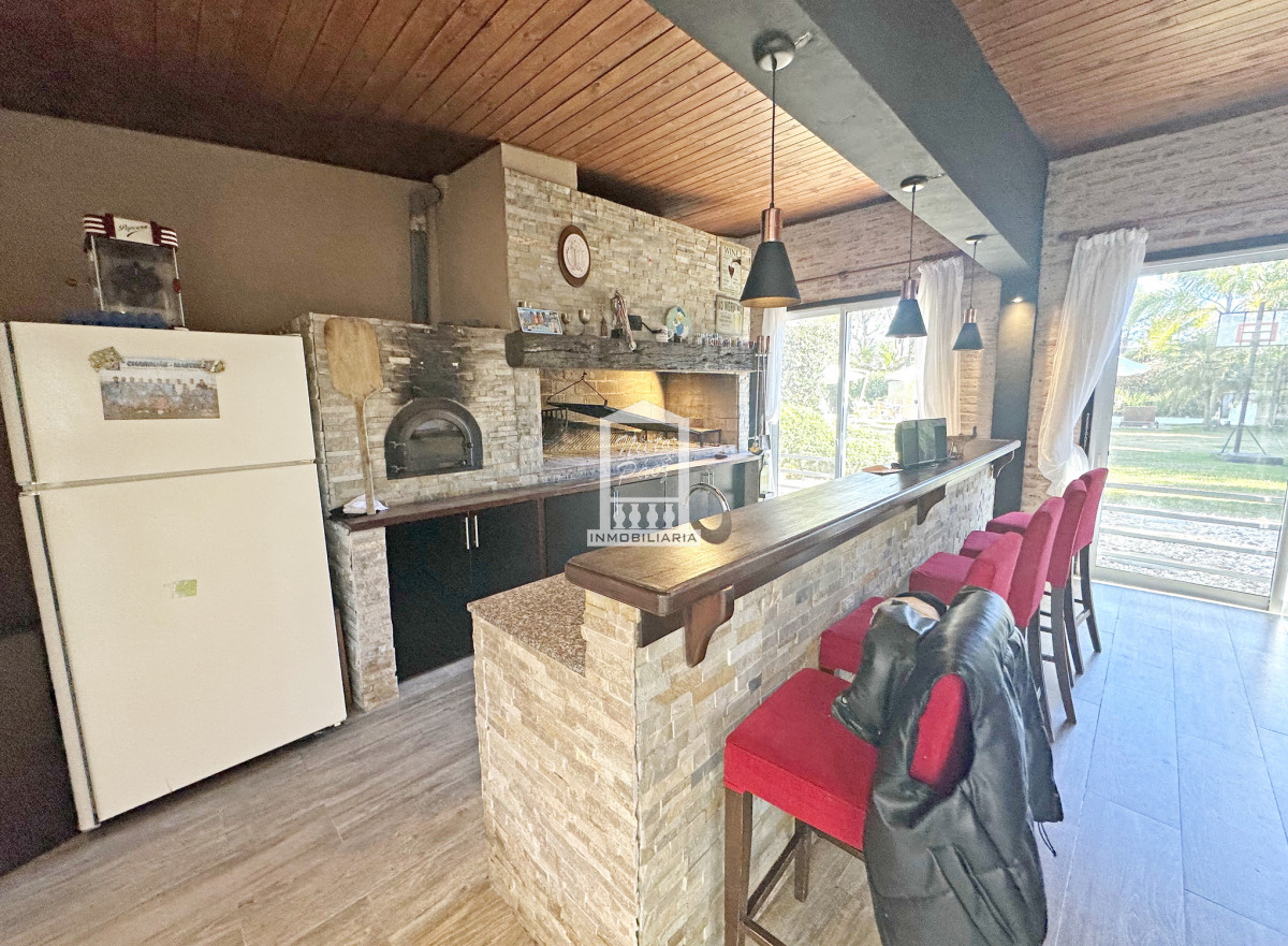 Casa ID.33898 - Barrio Privado. 500 m2 construidos, 1.491 m2 de terreno. Piscina climatizada. Pronta para entrar.