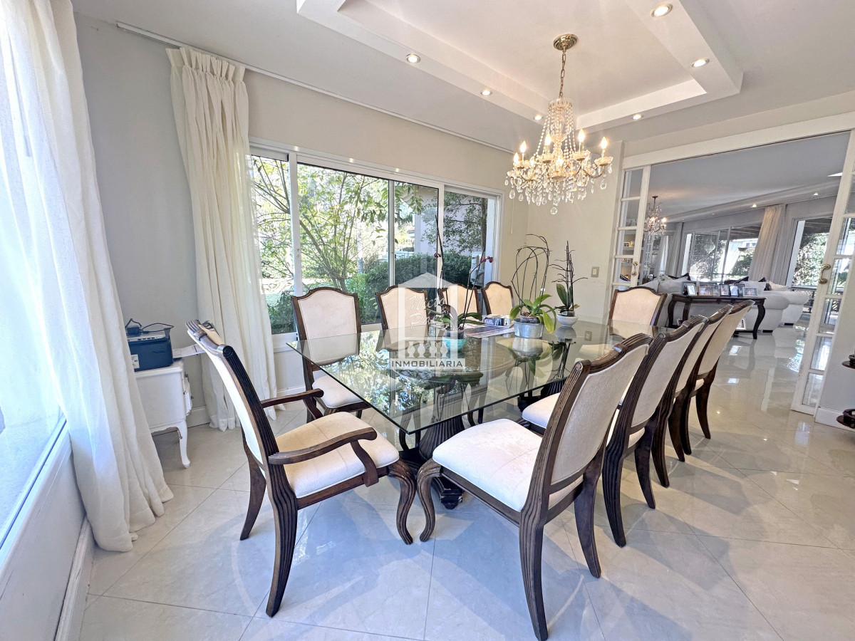 Casa ID.33898 - Barrio Privado. 500 m2 construidos, 1.491 m2 de terreno. Piscina climatizada. Pronta para entrar.