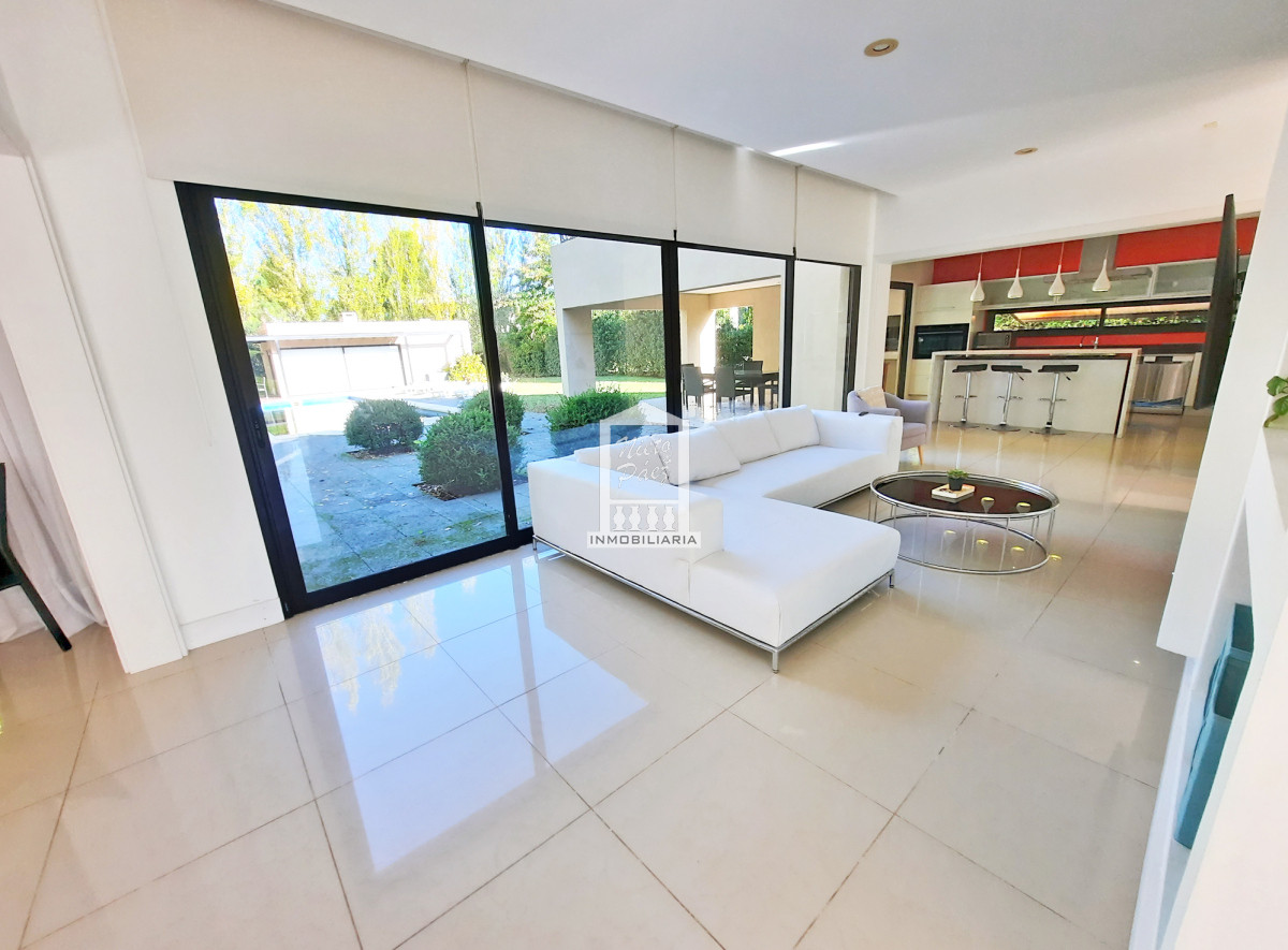 Casa ID.38066 - Barrio privado, 565 m2 construidos, 6 dorm