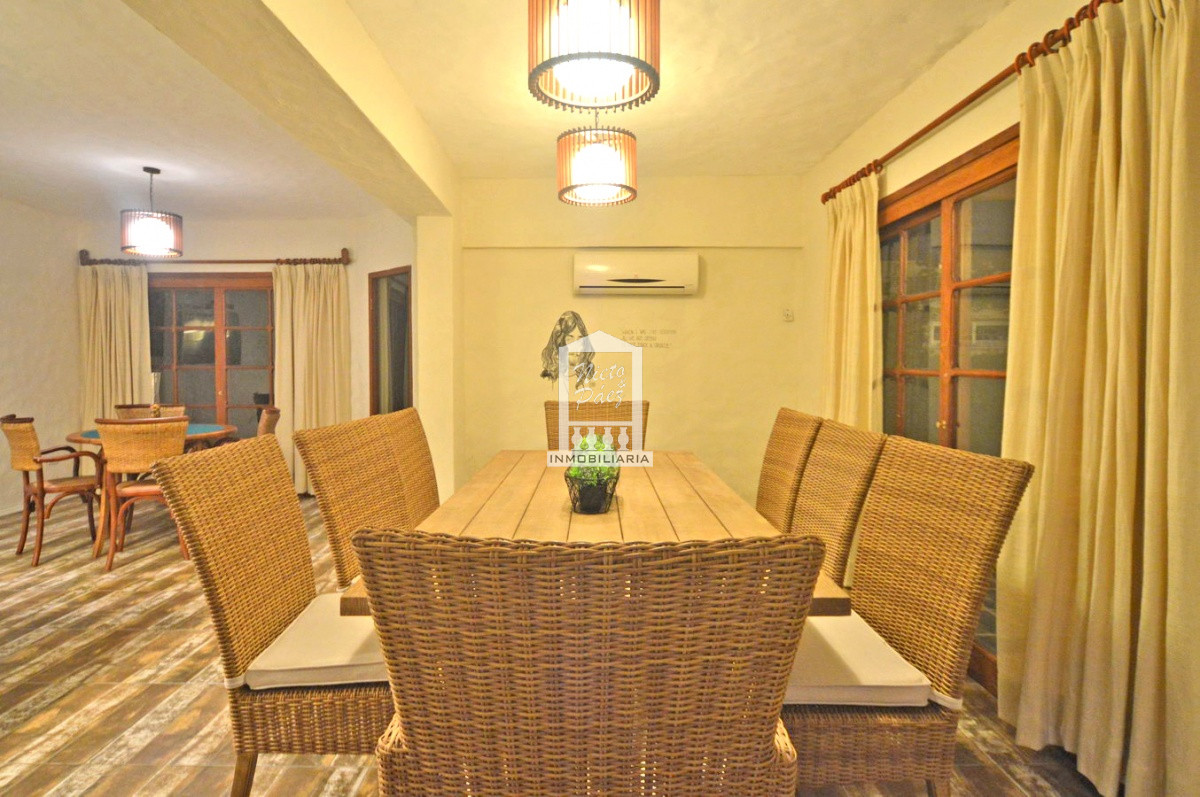 Casa ID.32879 - Playa Mansa, RECICLADA, 485 m2 construidos, 4 dormitorios, piscina climatizada. 2 garajes