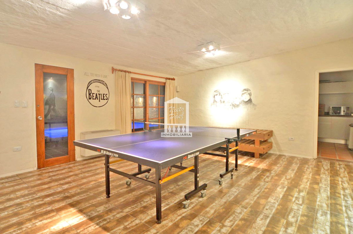 Casa ID.32879 - Playa Mansa, RECICLADA, 485 m2 construidos, 4 dormitorios, piscina climatizada. 2 garajes