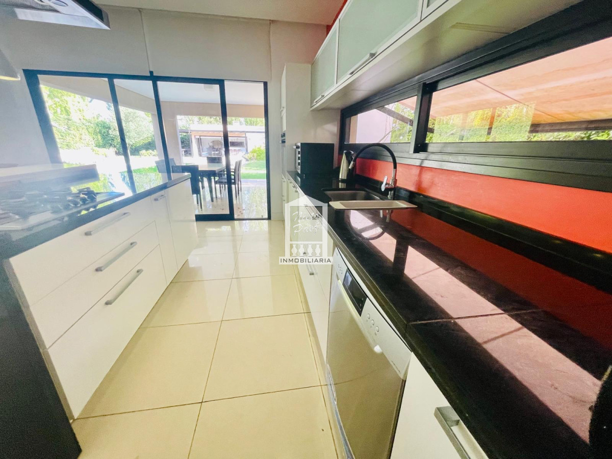 Casa ID.38066 - Barrio privado, 565 m2 construidos, 6 dorm