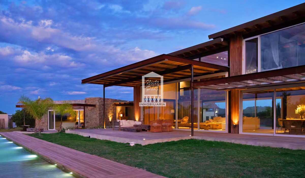 Casa ID.37826 - Exclusiva casa de diseño 750 m2 en Pueblo Mío.