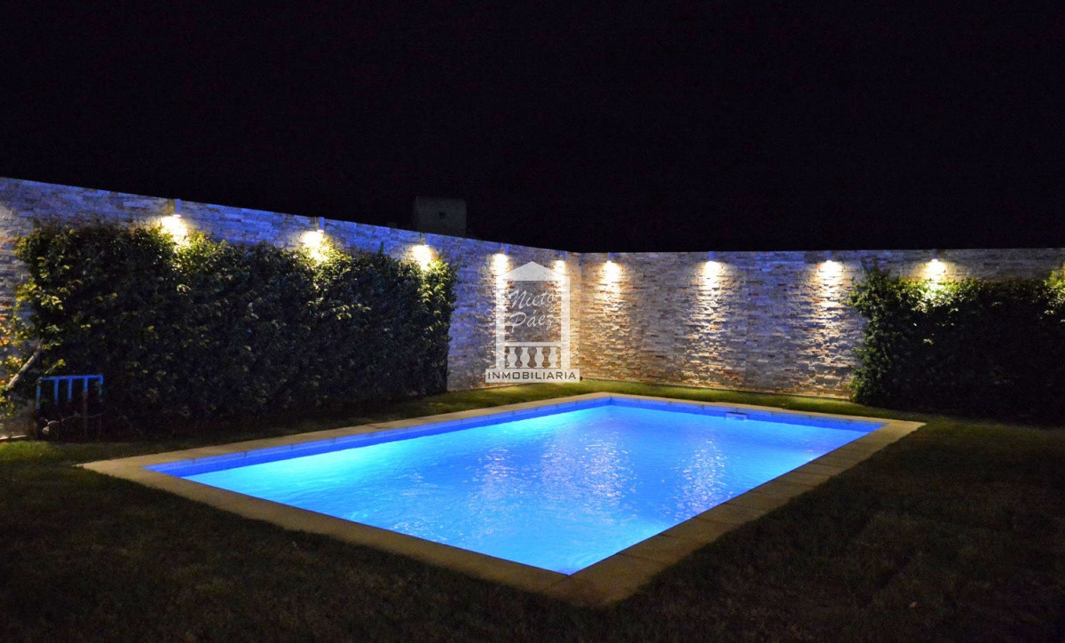 Casa ID.32879 - Playa Mansa, RECICLADA, 485 m2 construidos, 4 dormitorios, piscina climatizada. 2 garajes